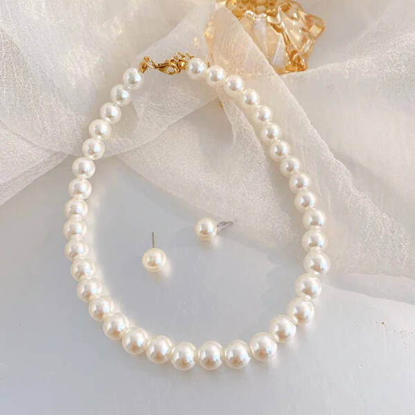 white pearl necklace